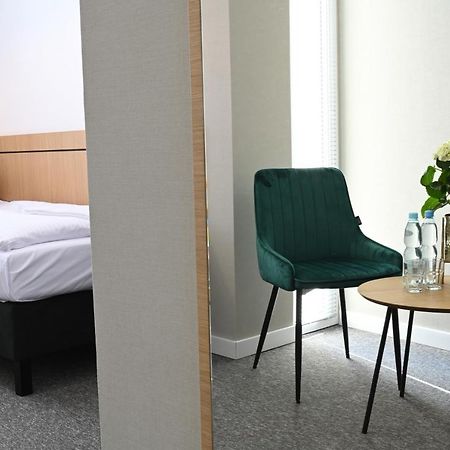 Hotel Parrot Raszyn Kültér fotó
