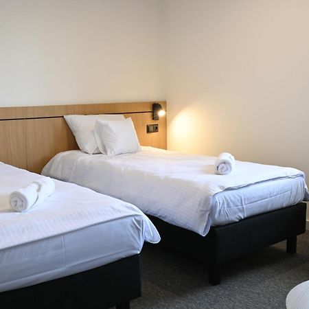 Hotel Parrot Raszyn Kültér fotó