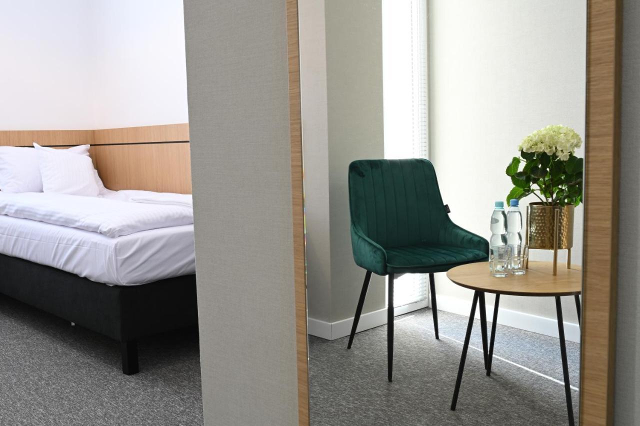 Hotel Parrot Raszyn Kültér fotó