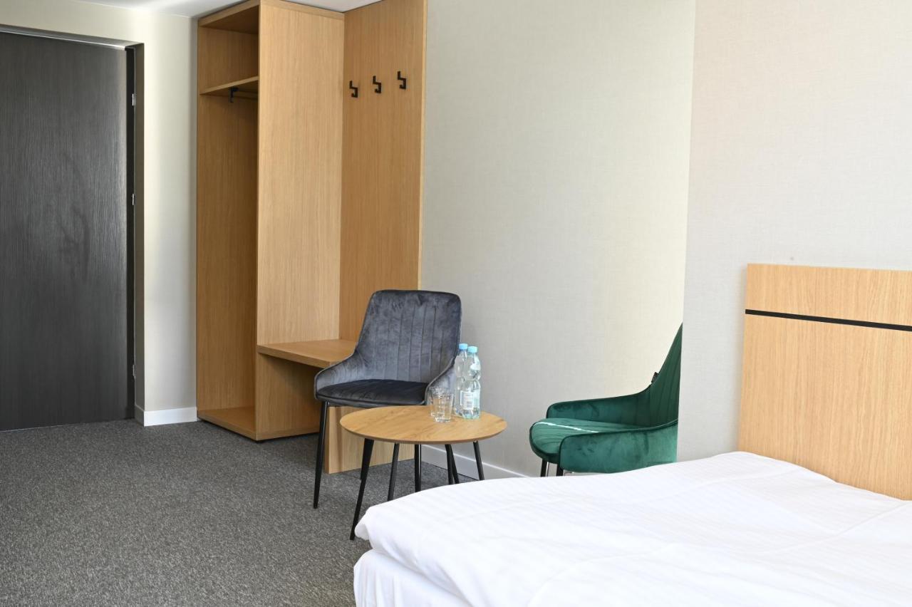 Hotel Parrot Raszyn Kültér fotó