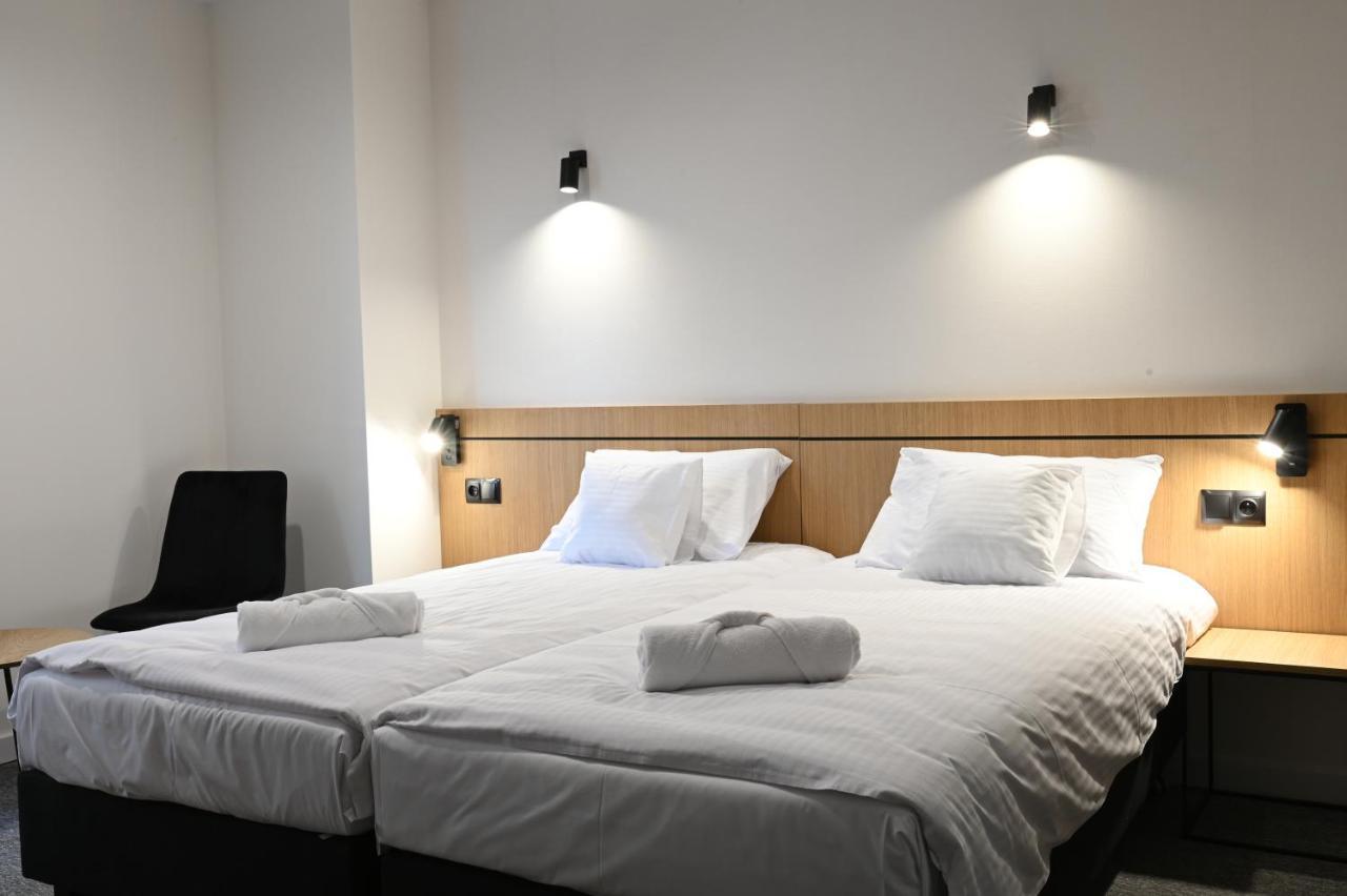 Hotel Parrot Raszyn Kültér fotó