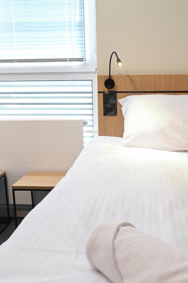 Hotel Parrot Raszyn Kültér fotó