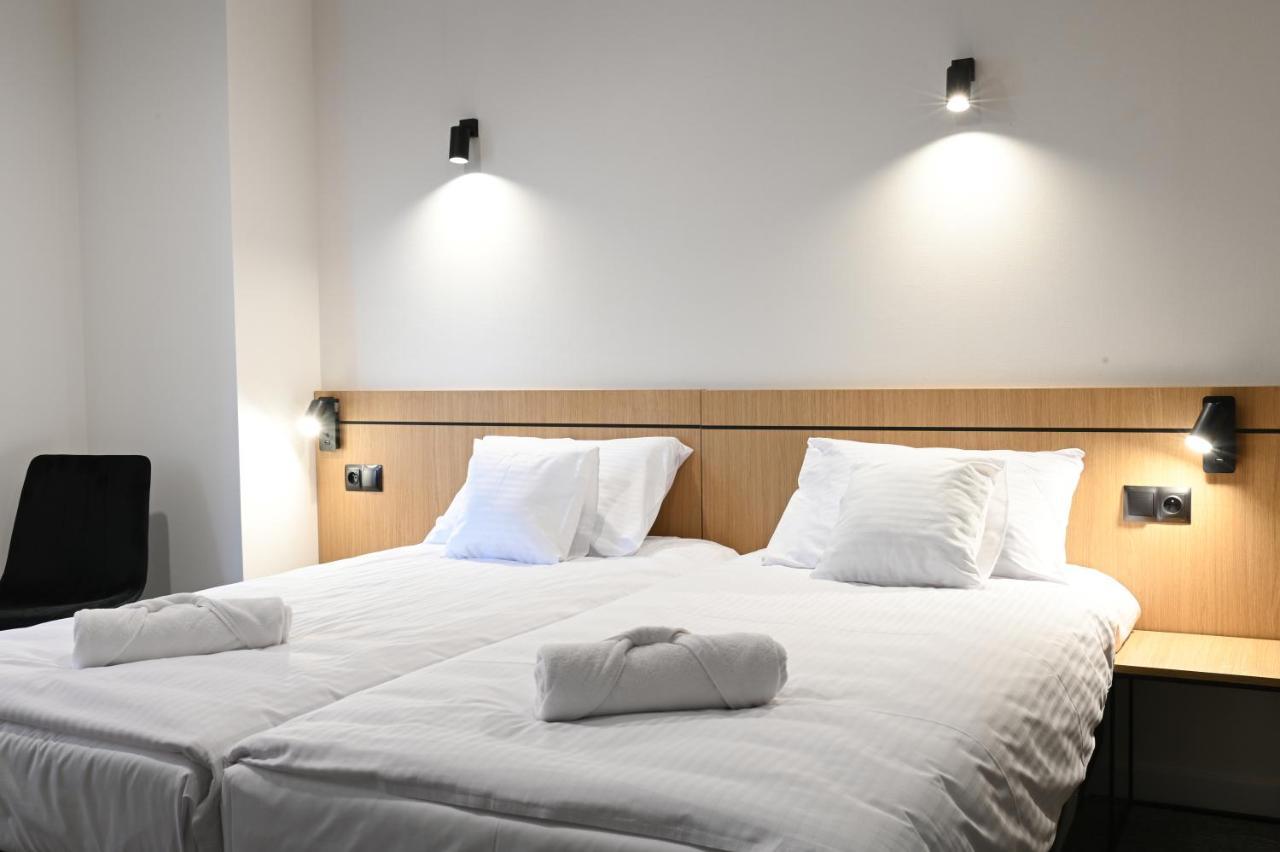 Hotel Parrot Raszyn Kültér fotó