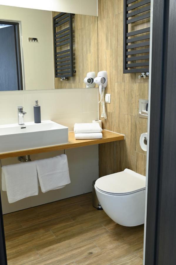Hotel Parrot Raszyn Kültér fotó