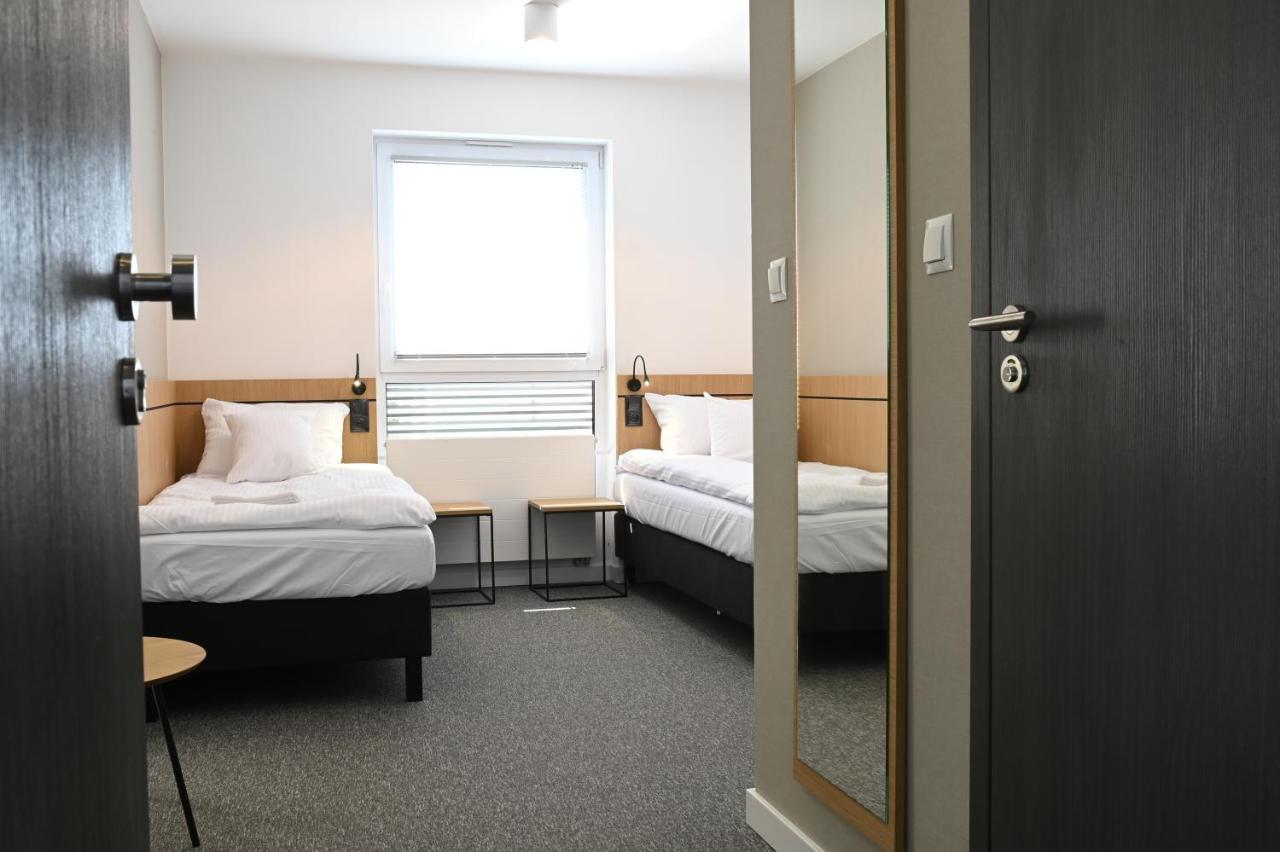 Hotel Parrot Raszyn Kültér fotó